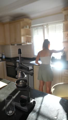 mujer preparando comida en una cocina