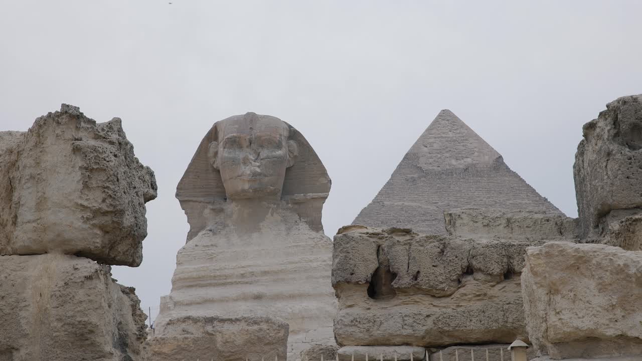 그 뒤에 큰 피라미드가 있는 스핑크스