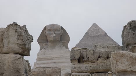 Die-Sphinx-Mit-Der-Großen-Pyramide-Dahinter