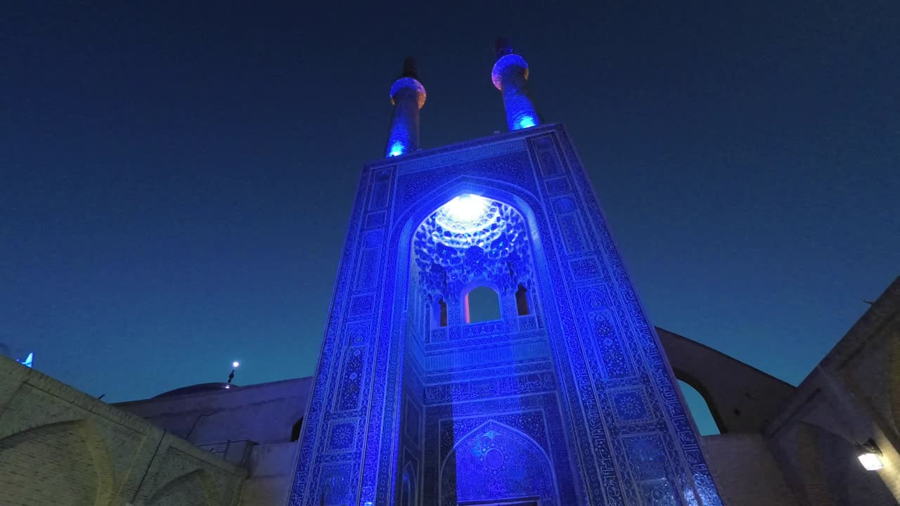 야즈드 (yazd) 의 밤에 자메 (또는 금요일) 모스크의 포털