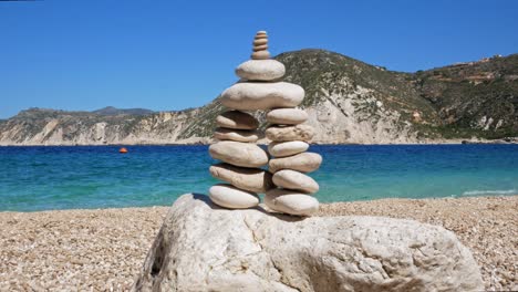 Torre-De-Guijarros-De-Piedra-Balanceándose-En-La-Playa-En-Agia-Eleni,-Grecia---Cerrar