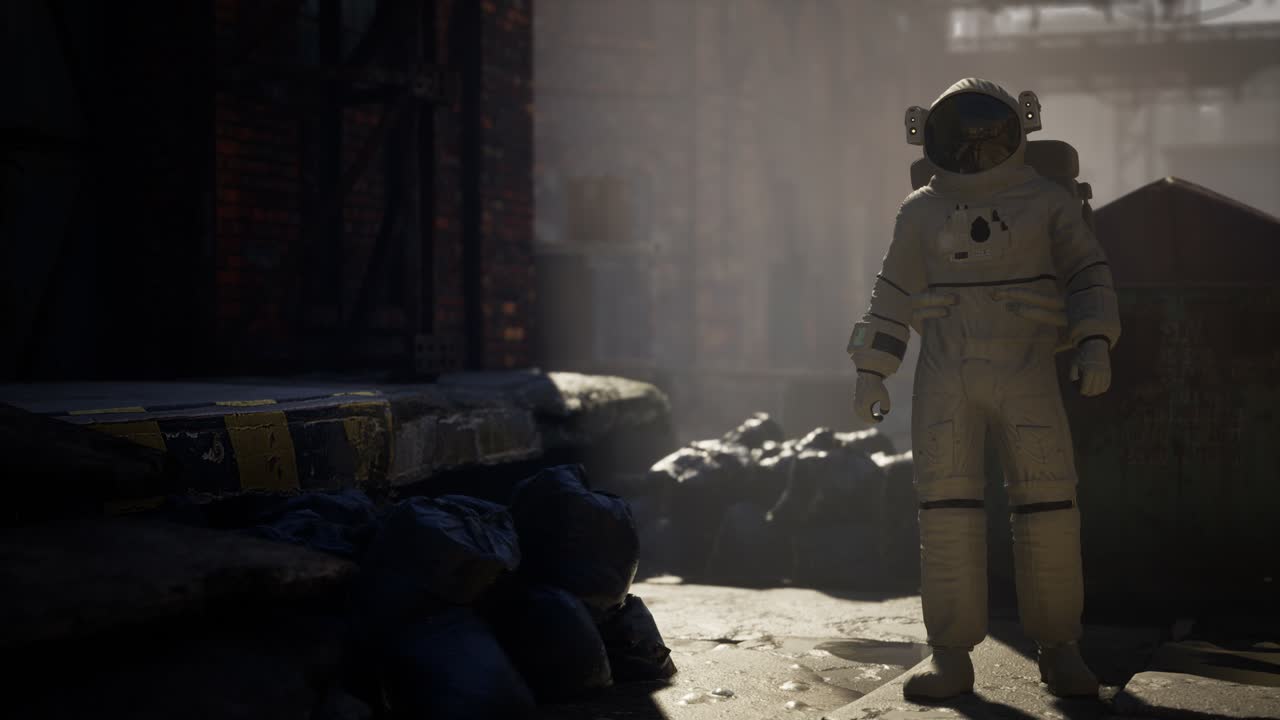 astronauta perdido cerca de edificios industriales abandonados de la vieja fábrica