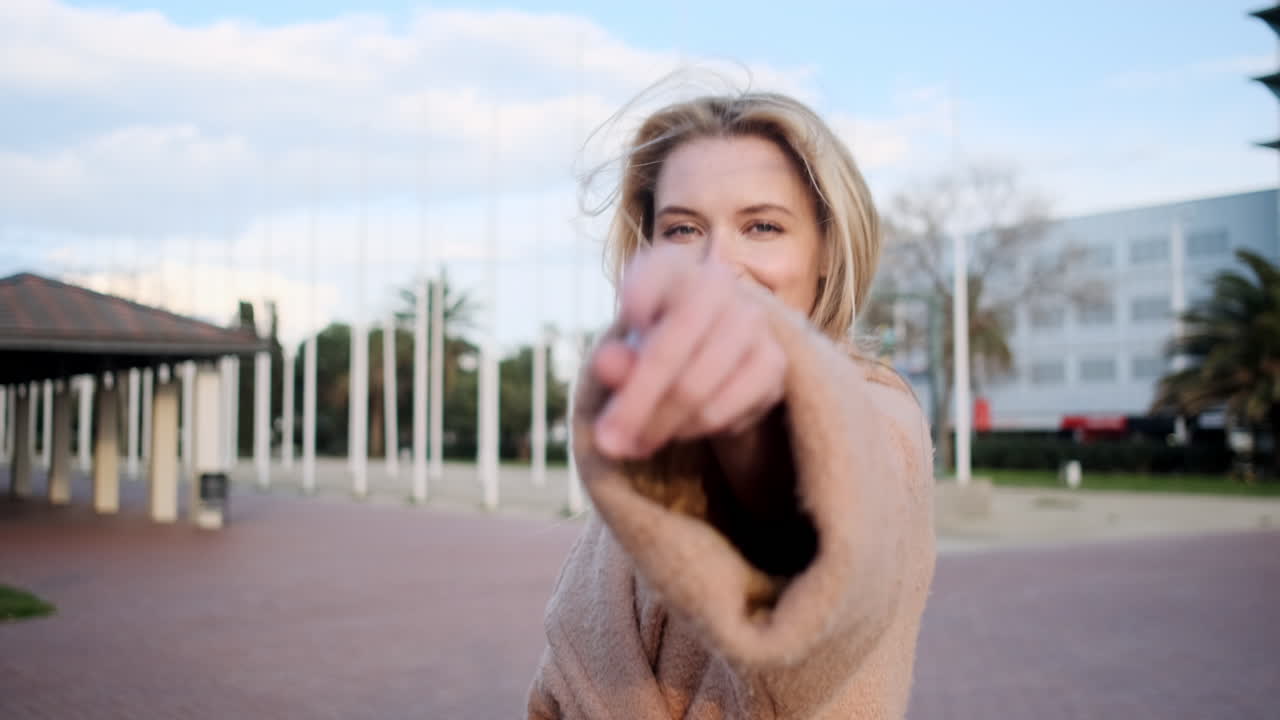 una mujer joven caminando al aire libre.