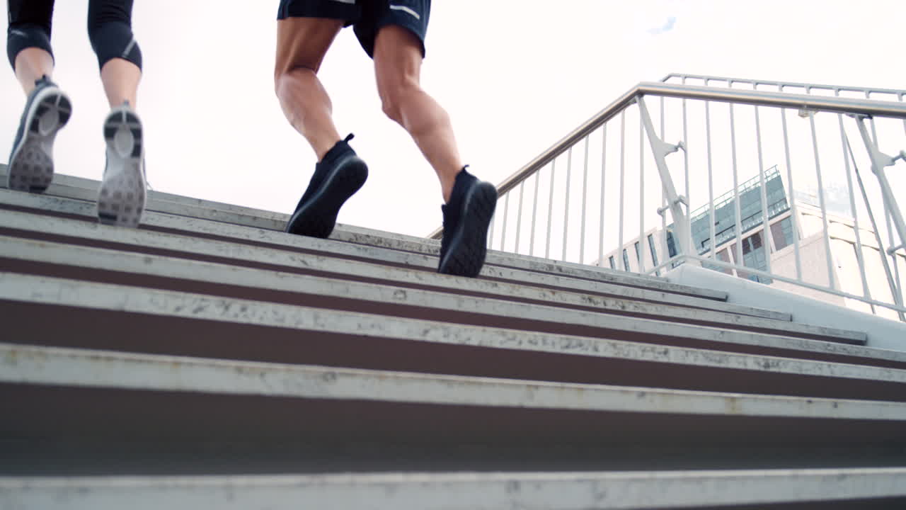 건강하고 활동적인 운동선수들이 달리고 있습니다.