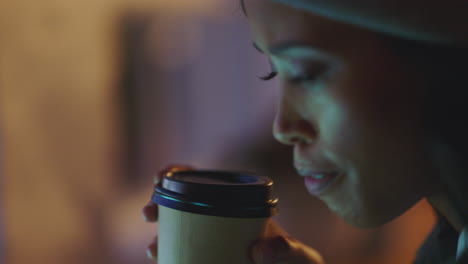 Mujer-Con-Teléfono-En-La-Cafetería-Por-La-Noche