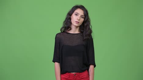una joven hermosa que parece aburrida.