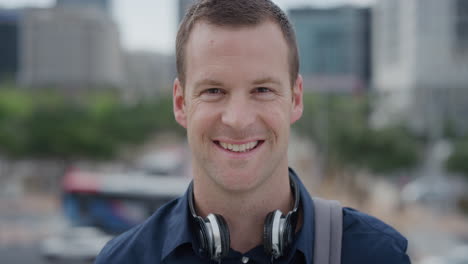 retrato exitoso joven hombre de negocios caucásico sonriendo disfrutando del estilo de vida profesional urbano en la ciudad