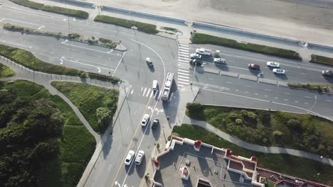 tráfico que fluye por la antena de una calle concurrida