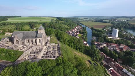 Iglesia-En-Una-Colina-En-Un-Pueblo-Rural-Por-Drone.-Ubicación-Francia-Dun-Sur-Meuse