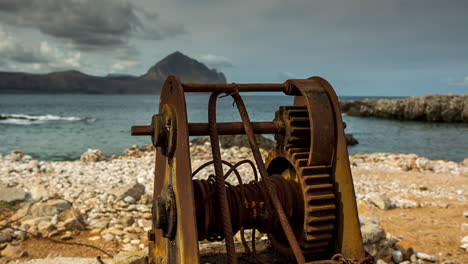 Struktur-Zum-Ziehen-Kleiner-Boote-Ans-Ufer-An-Einem-Strand-In-Sizilien