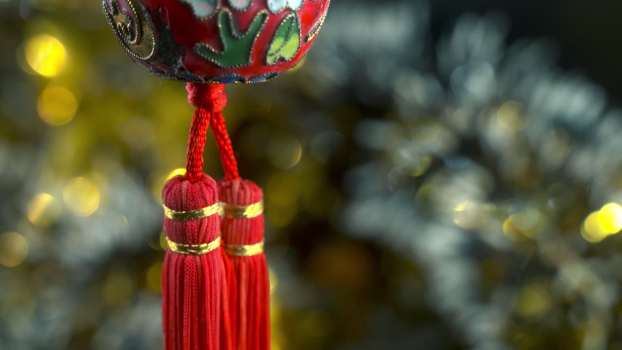ornamento símbolo del año nuevo chino, decoración oriental, tradicional bola de linterna roja colgante, colorida y brillante profundidad de campo, plano plano cinematográfico suave inclinado hacia arriba disparado video 4k
