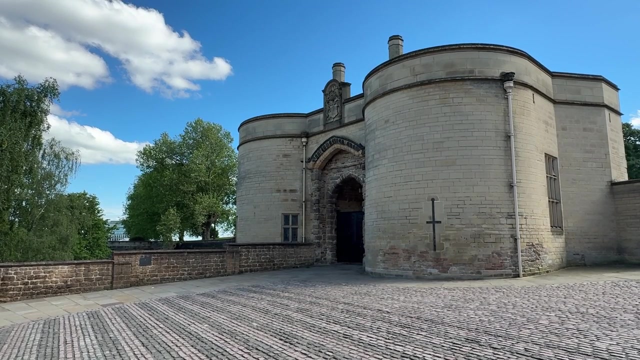 Vista dell'ingresso del Castello di Nottingham vicino a Old Market Square e alla statua di Robin Hood a Nottingham, East Midlands, Inghilterra, che mostra l'architettura storica.