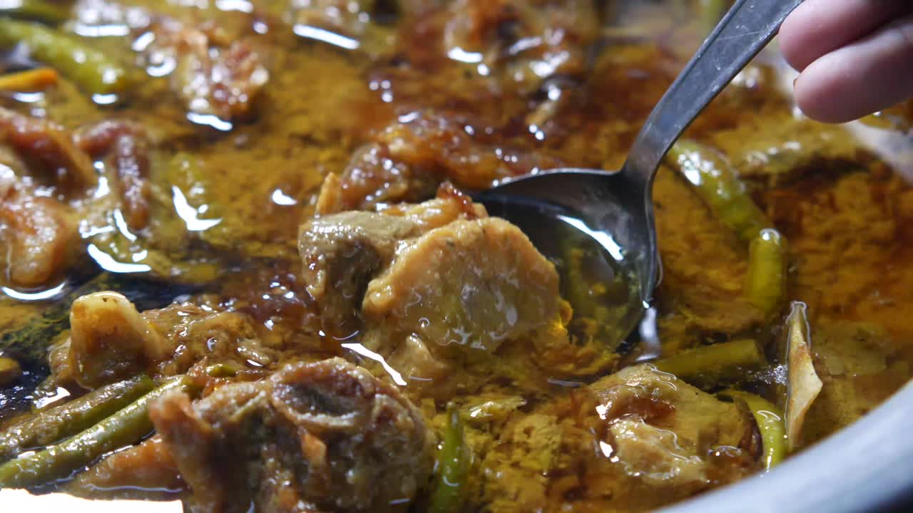 curry de cerdo en una olla