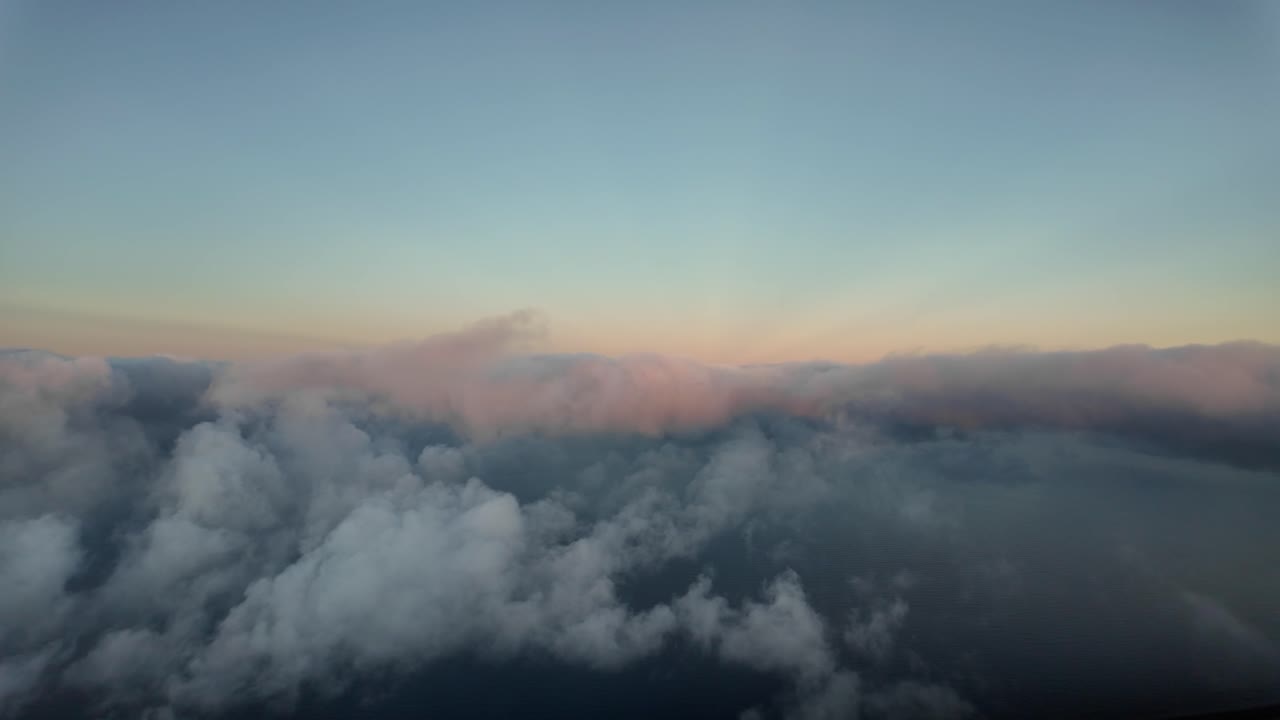 volando a través de un cielo frío de invierno al atardecer, como lo ven los pilotos de un avión durante un vuelo real sobre la isla de mallorca, españa