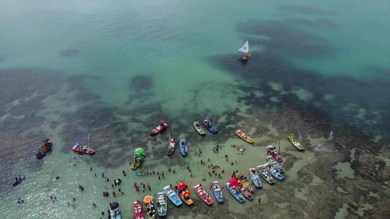 마세이오 해안, 암초 위의 아름다운 수정처럼 맑은 바닷물