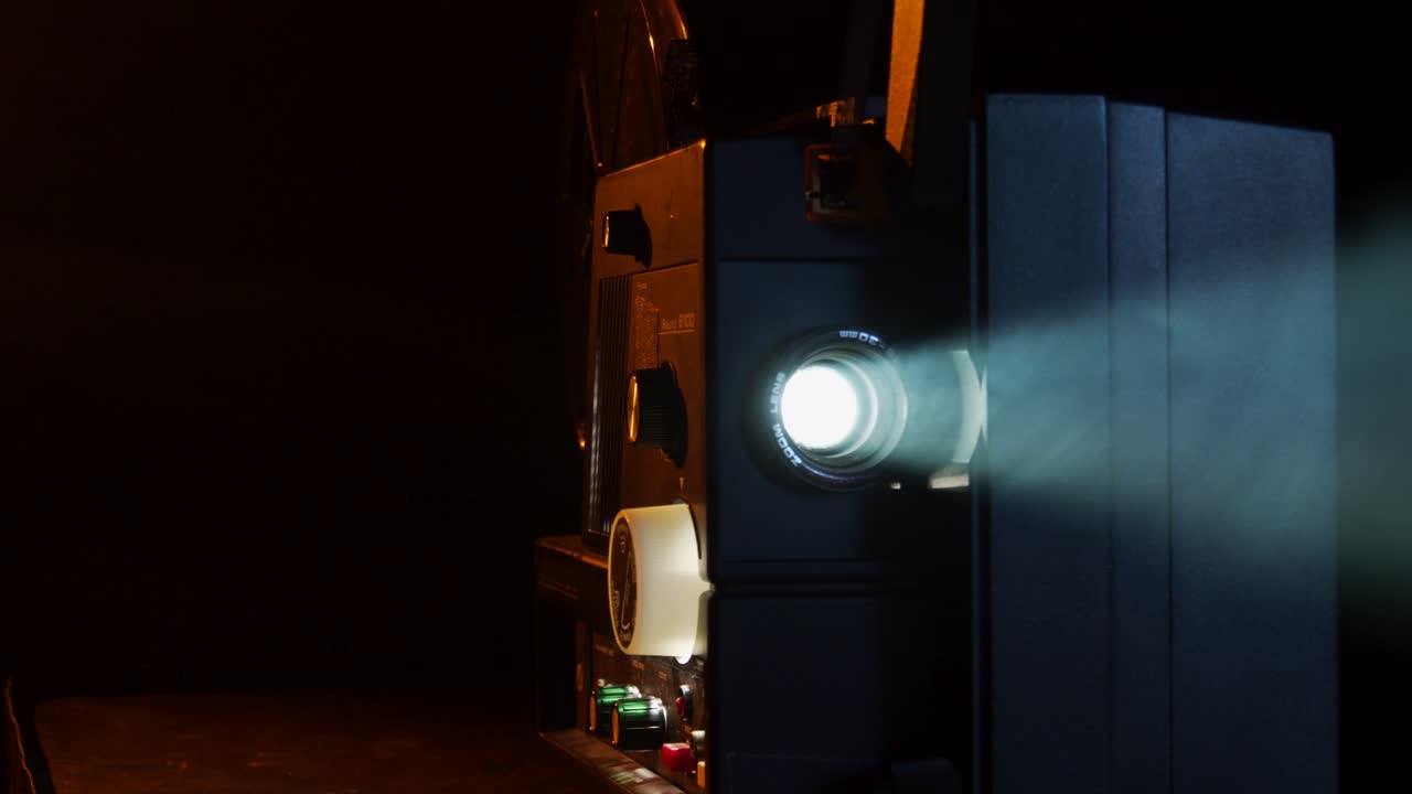 el proyector de películas super-8 muestra viejas películas caseras en una habitación llena de humo