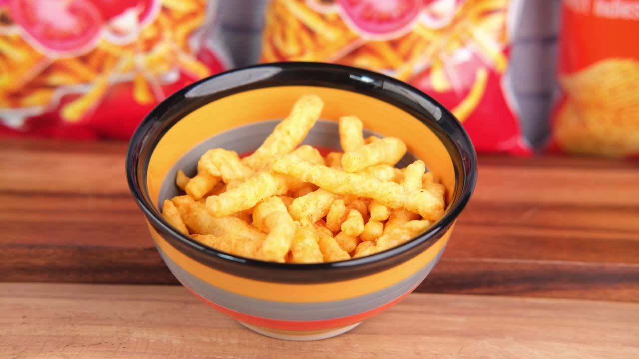 bocadillos crujientes en un cuenco de colores