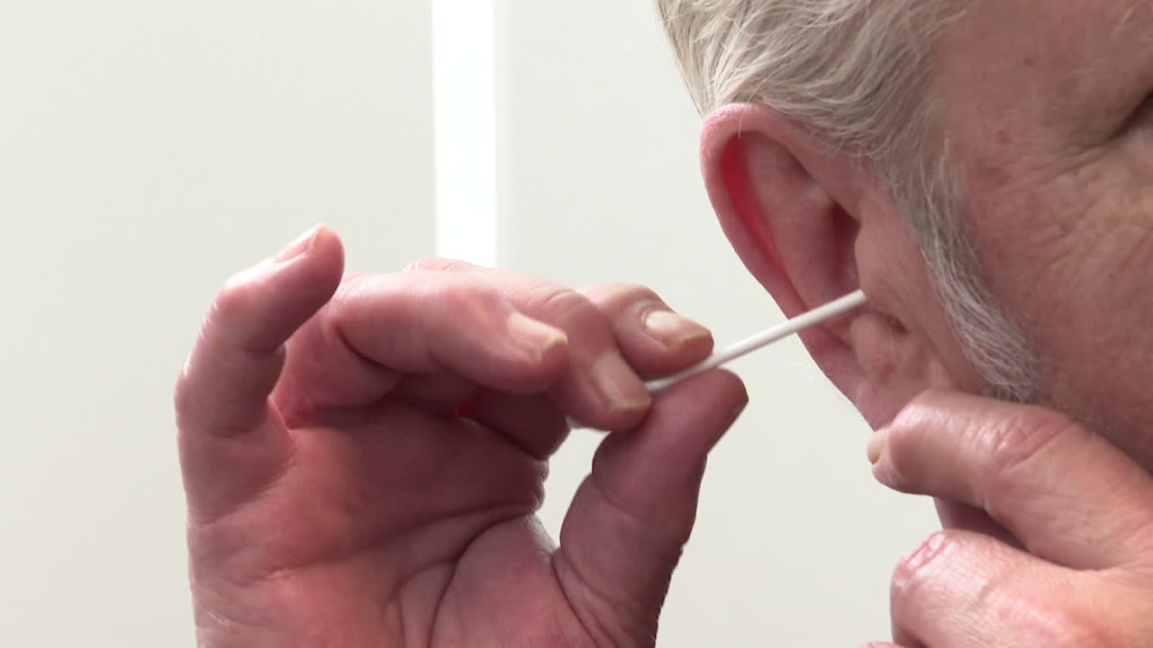 limpieza del oído con un hisopo de algodón