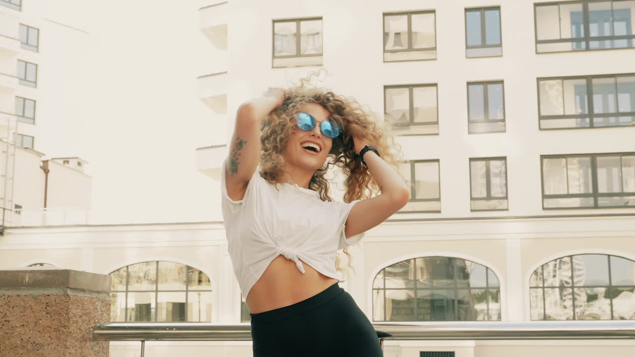 mujer feliz en la ciudad