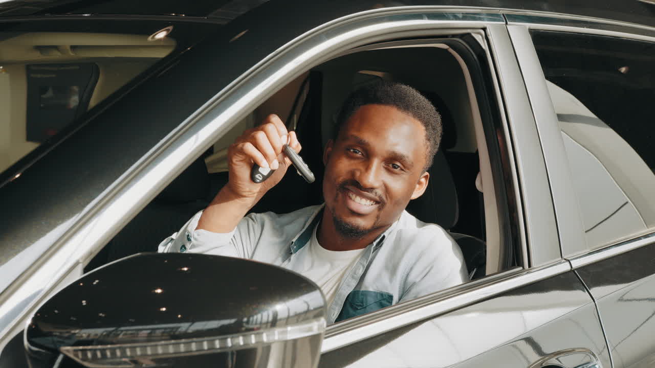 행복한 고객이 새로운 차를 배달받습니다.