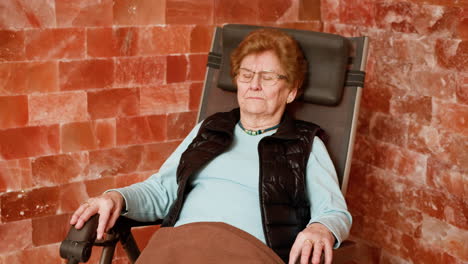 mujer anciana relajándose en una sala de sal