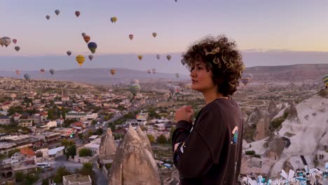 retrato de una mujer en turquía capadocia ciudad de ecoturismo histórico erosión casas de roca construyendo en europa el paisaje de un viajero viaje por carretera para experimentar globos de aire caliente montando paisaje de montaña