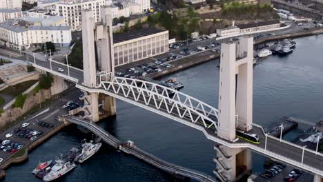 Majestuosa-Antena-Centrándose-En-El-Puente-De-La-Ciudad-De-Brest-En-Francia,-Pont-De-Recouvrance