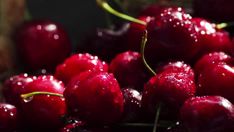 cerezas dulces rojas maduras de cerca con gotas de agua en la canasta en la hierba