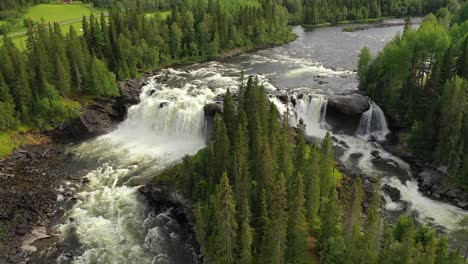 La-Cascada-Ristafallet-En-La-Parte-Occidental-De-Jamtland-Está-Catalogada-Como-Una-De-Las-Cascadas-Más-Hermosas-De-Suecia.