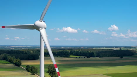 primer plano de las palas giratorias de la turbina eólica en cámara lenta