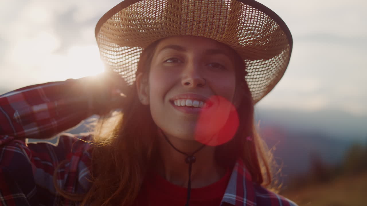 feliz mirada milenaria cámara en las montañas retrato. chica alegre reír de la naturaleza.