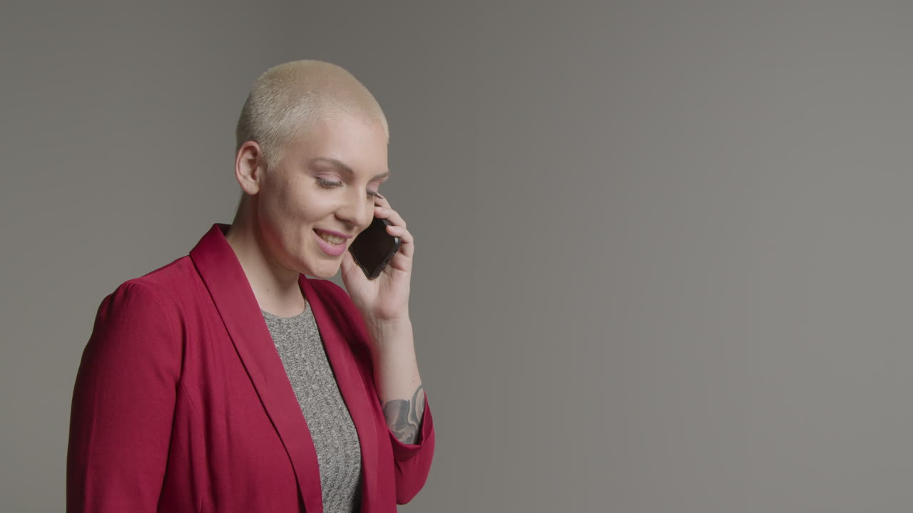 modelo femenino hablando por teléfono inteligente durante el retrato de estudio 01
