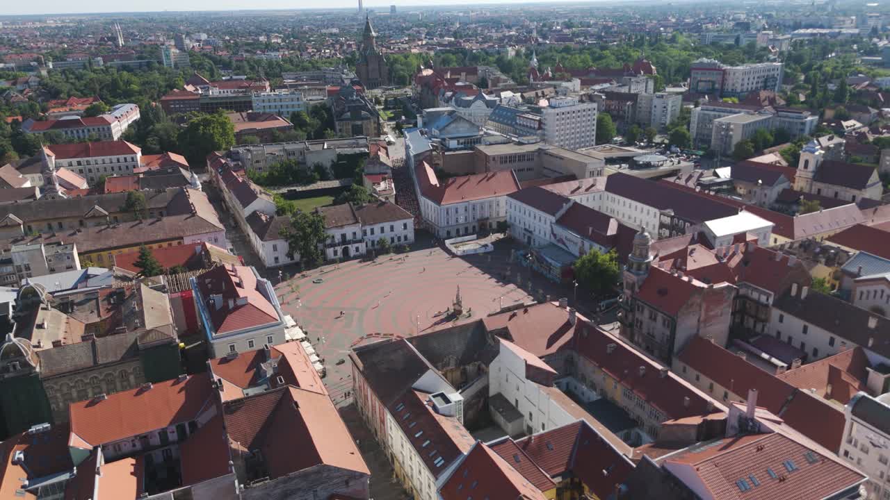 Pohled dronem na náměstí Svobody s důrazem na jeho živou architekturu, kulturní atmosféru a srdce historické čtvrti Temešváru