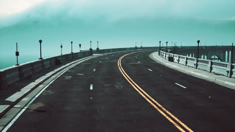 fragmento de puente vacío cerca de las montañas