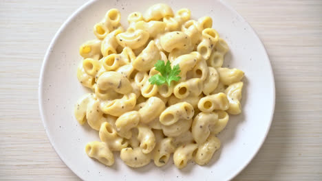 macarrones con queso con hierbas en un tazón