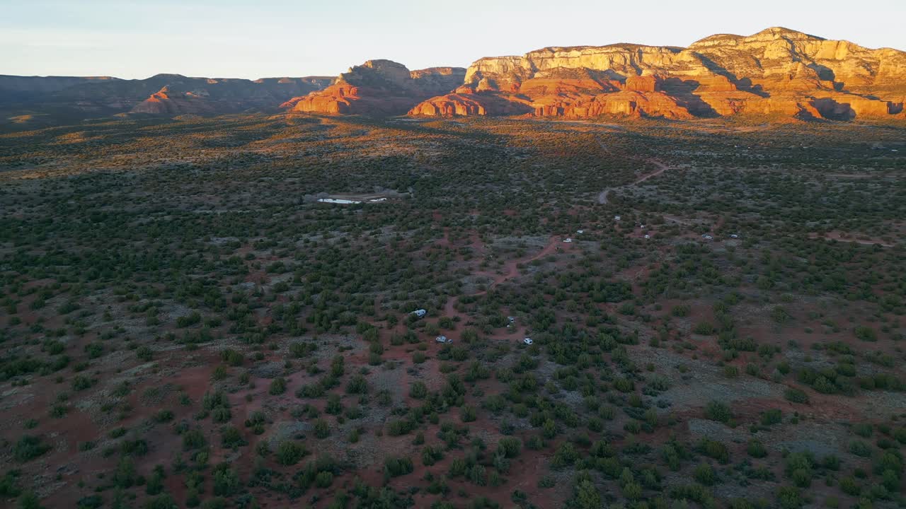해가 질 때 세도나에 분산된 캠프장의 높은 조감도