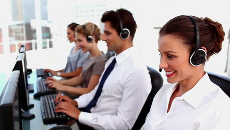 agentes sonrientes del centro de llamadas con auriculares