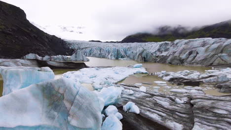 el glaciar svinafellsjokull en el vatnajokull, en islandia.