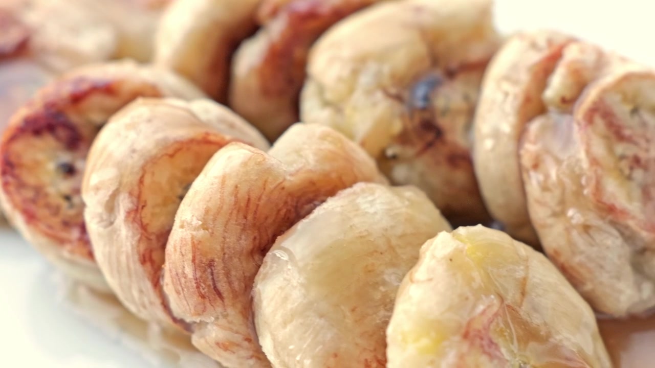 Primo piano di un fossile di conchiglia con texture minerale stratificata, dessert di banana fritta