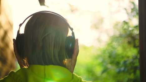 Niña-Escuchando-Música-Con-Auriculares-Al-Aire-Libre