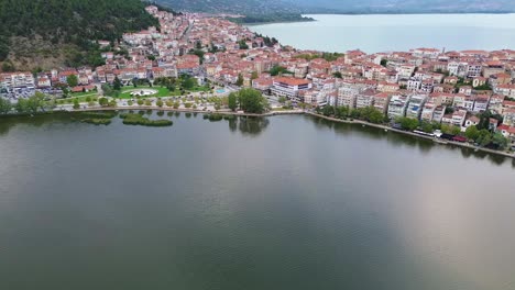 Mit-Blick-Auf-Den-Malerischen-See-Und-Die-Stadt-Kastoria-Bei-Strahlendem-Tageslicht