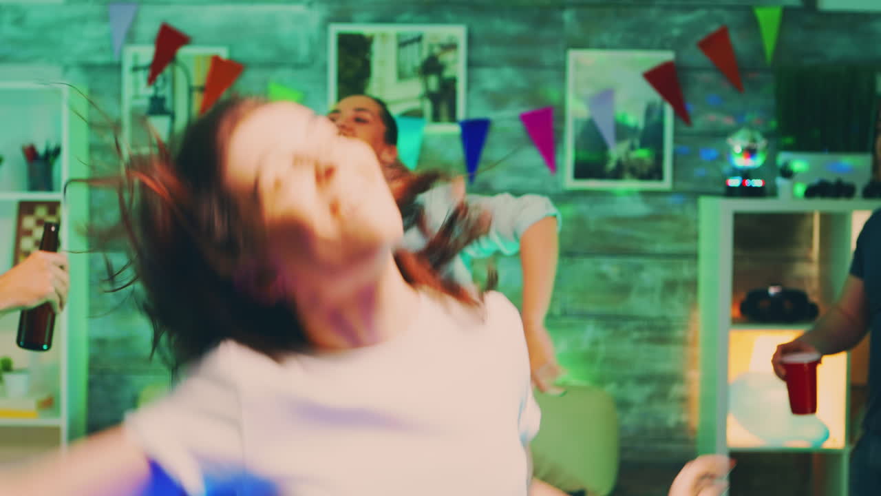 신경쓰지 말고 아름다운 젊은 여자가 춤을 춘다