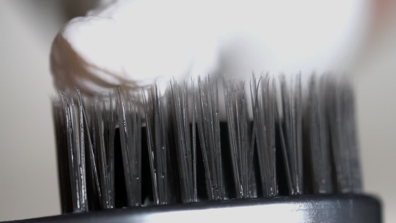 머리카락 브러쉬에 크림을 적용하는 것