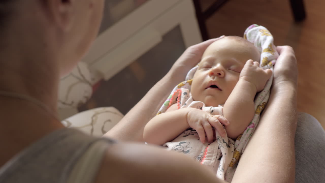 할머니가 새로 태어난 손녀를 돌보고 있습니다.