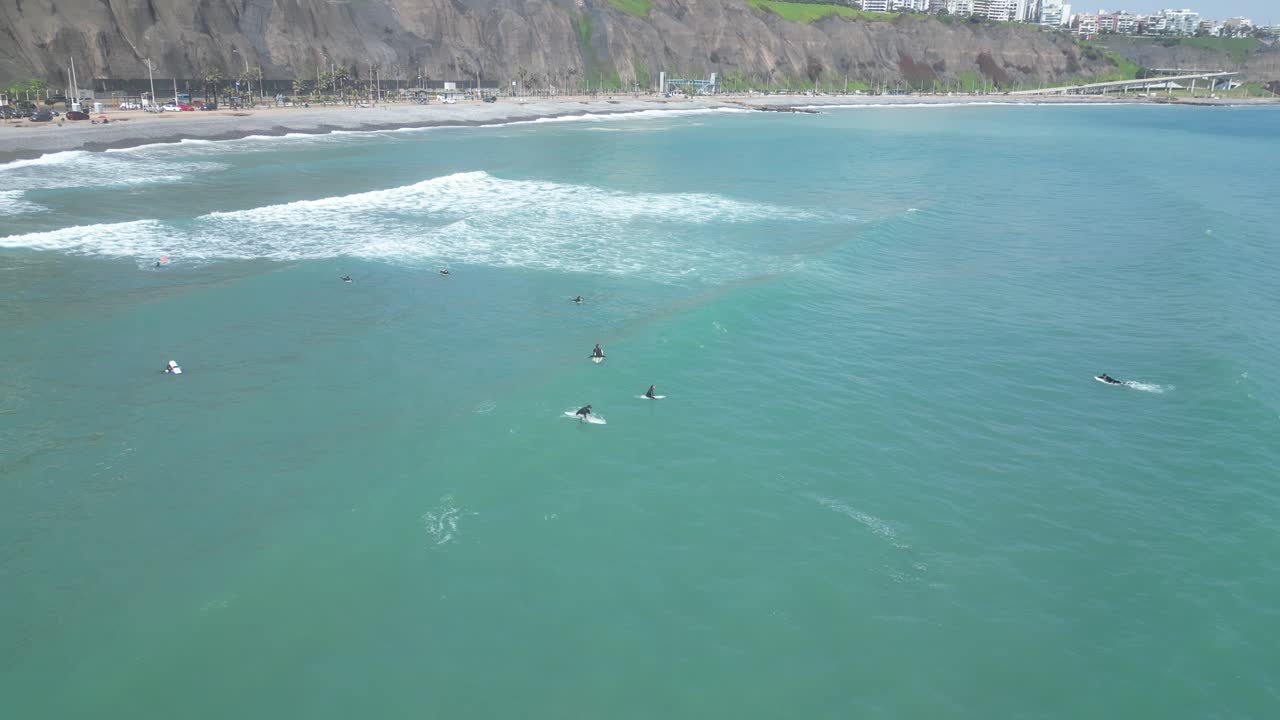 vista aérea giratoria de pájaro frente a la costa de