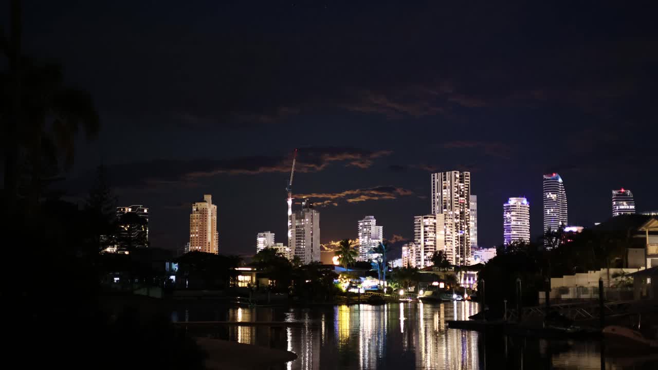 조명 된 도시 스카이 라인과 물 반사 의 타임 라프스