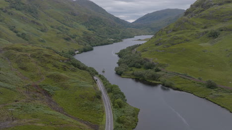 loch eilt empuje aéreo por encima del lago siguiendo la carretera y la línea de tren hacia glenfinnan