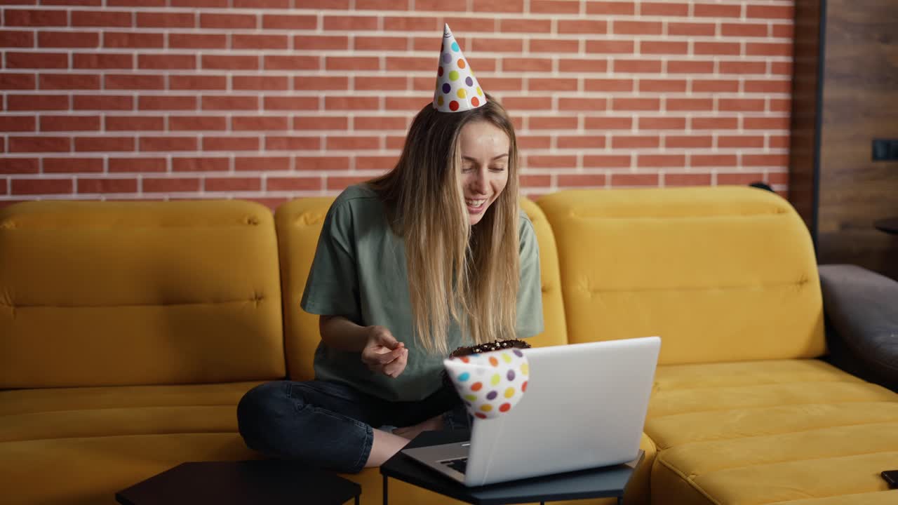 mujer celebrando un cumpleaños lejano en línea con amigos videochat