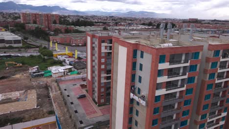 grupo de trabajadores aplicando cemento diligentemente a la pared exterior en un sitio de construcción, mostrando su experiencia y dedicación al proyecto