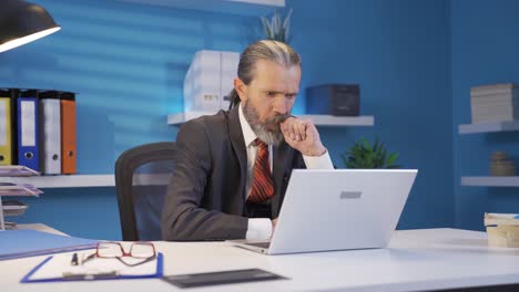 hombre de negocios preocupado y nervioso mirando la pantalla de la computadora portátil con atención.